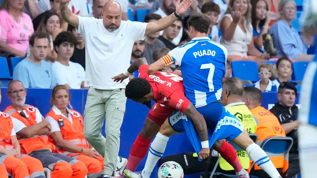El centrocampista del Espanyol Javier Puado (d) lucha con el francés Valentin Rosier, de Osasuna, durante el partido de la tercera jornada de LaLiga que RCD Espanyol y Atlético Osasuna juegan este domingo en el RCDE Stadium. EFE/Enric Fontcuberta