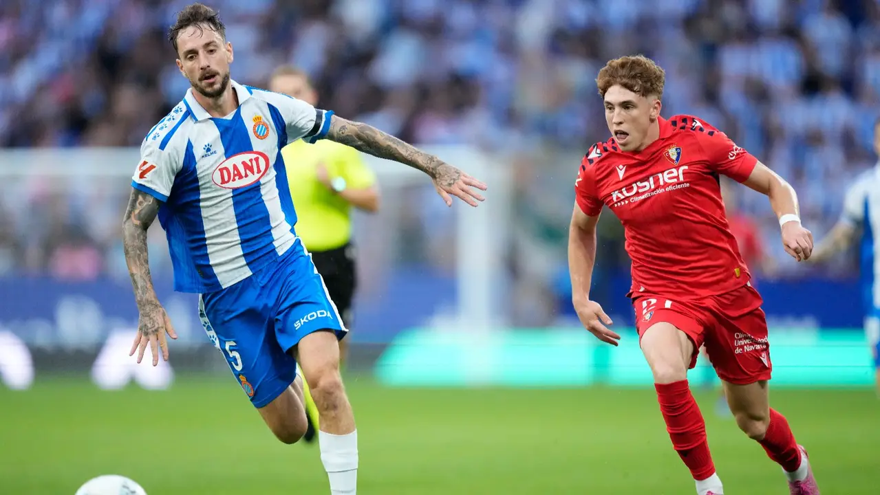 El defensa del Espanyol Fernando Calero (i) se escapa de Víctor Muñoz, de Osasuna, durante el partido de la tercera jornada de LaLiga que RCD Espanyol y Atlético Osasuna juegan este domingo en el RCDE Stadium. EFE/Enric Fontcuberta