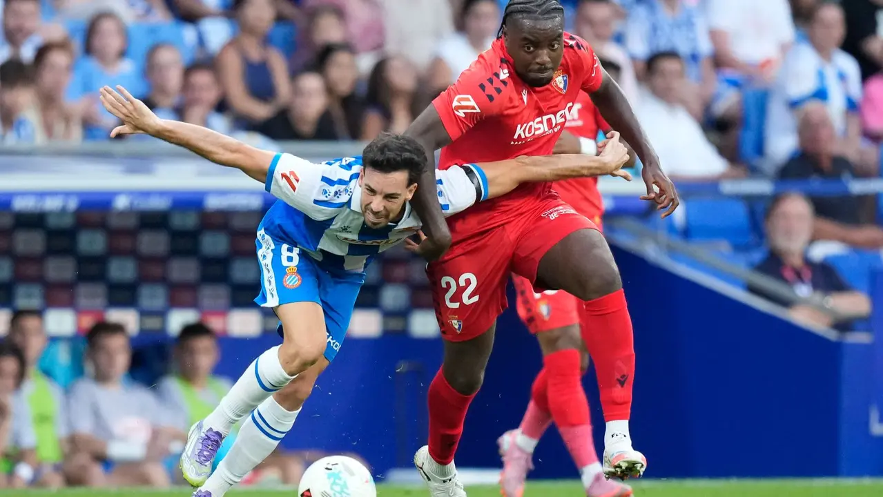 El centrocampista del Espanyol Eduardo Expósito (i) lucha con el francés Flavien-Enzo Boyomo, de Osasuna, durante el partido de la tercera jornada de LaLiga que RCD Espanyol y Atlético Osasuna juegan este domingo en el RCDE Stadium. EFE/Enric Fontcuberta