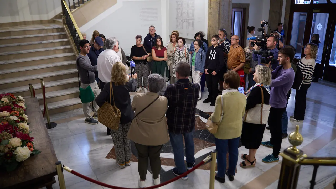 El alcalde de Pamplona, Joseba Asiron, guía la primera de las visitas guiadas que el Ayuntamiento organiza con motivo de la celebración del aniversario del Privilegio de la Unión. IÑIGO ALZUGARAY