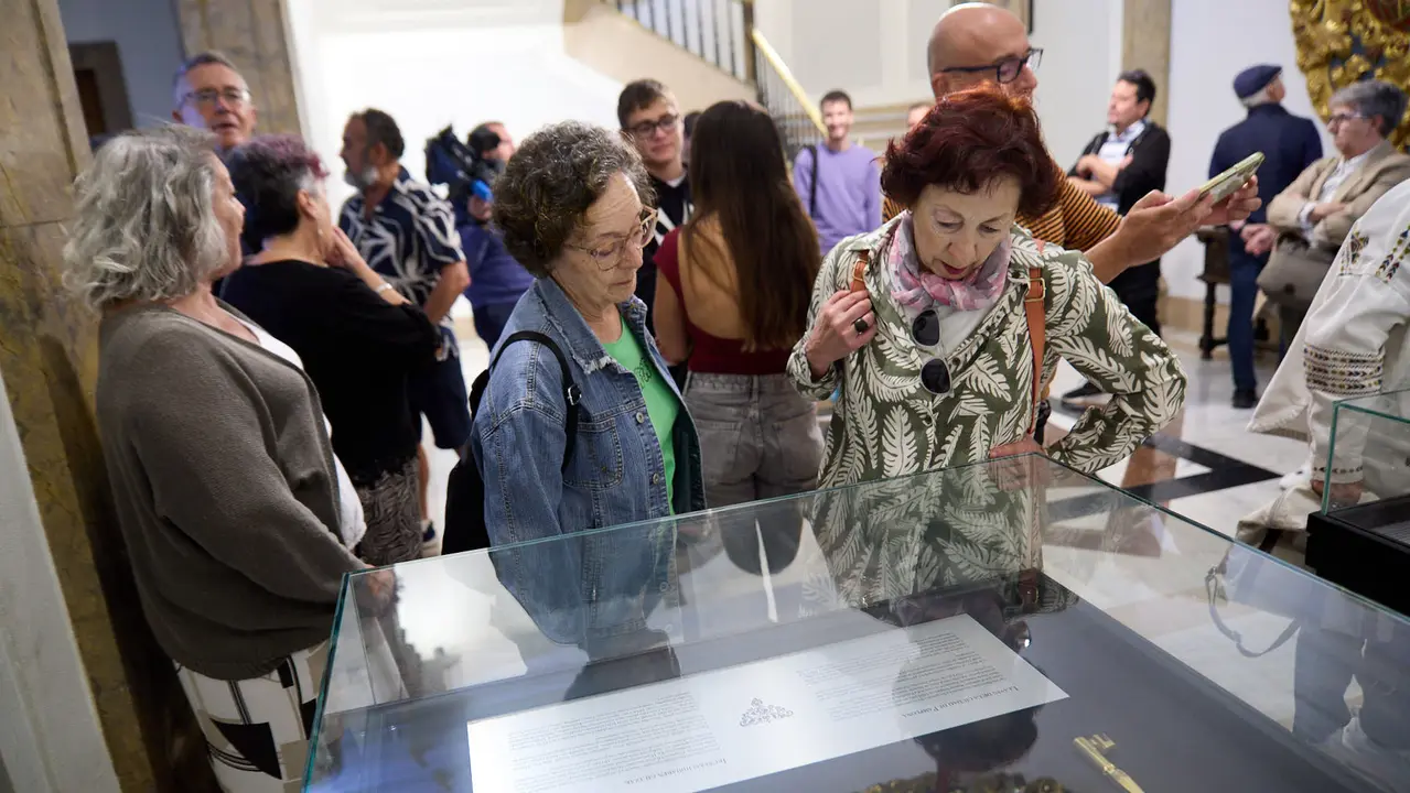 El alcalde de Pamplona, Joseba Asiron, guía la primera de las visitas guiadas que el Ayuntamiento organiza con motivo de la celebración del aniversario del Privilegio de la Unión. IÑIGO ALZUGARAY