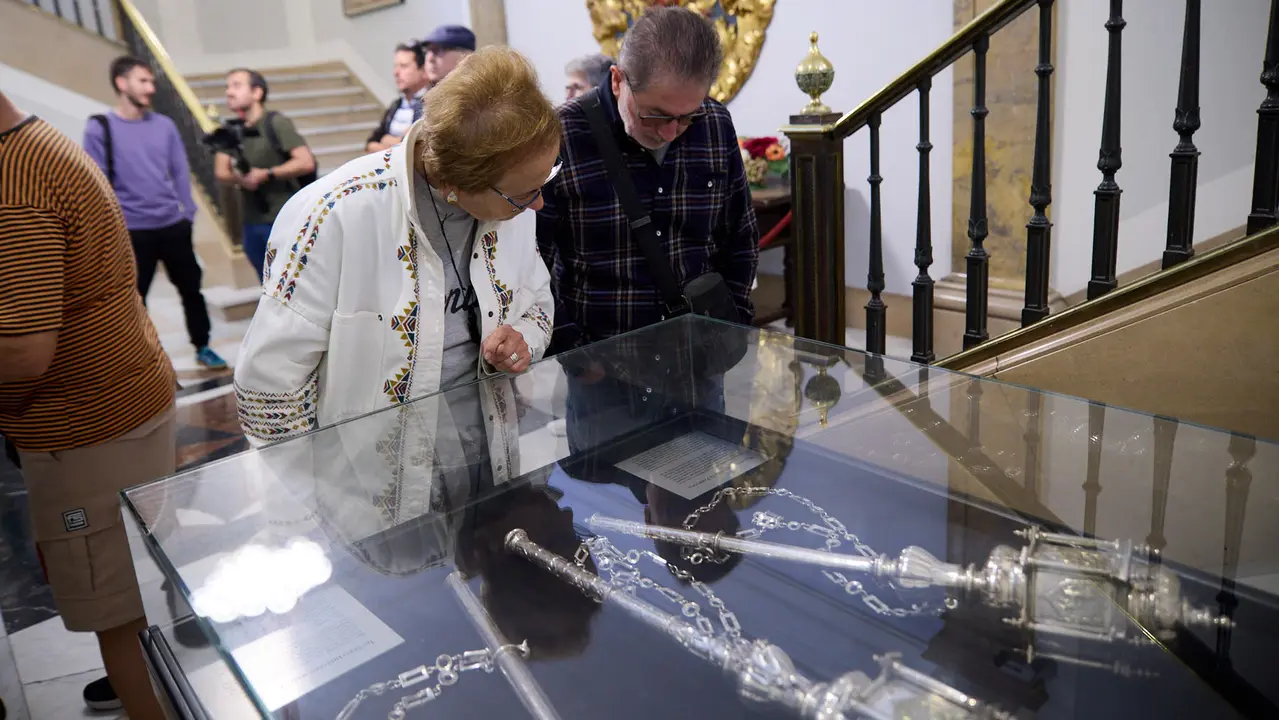 El alcalde de Pamplona, Joseba Asiron, guía la primera de las visitas guiadas que el Ayuntamiento organiza con motivo de la celebración del aniversario del Privilegio de la Unión. IÑIGO ALZUGARAY