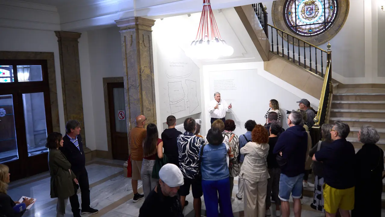 El alcalde de Pamplona, Joseba Asiron, guía la primera de las visitas guiadas que el Ayuntamiento organiza con motivo de la celebración del aniversario del Privilegio de la Unión. IÑIGO ALZUGARAY