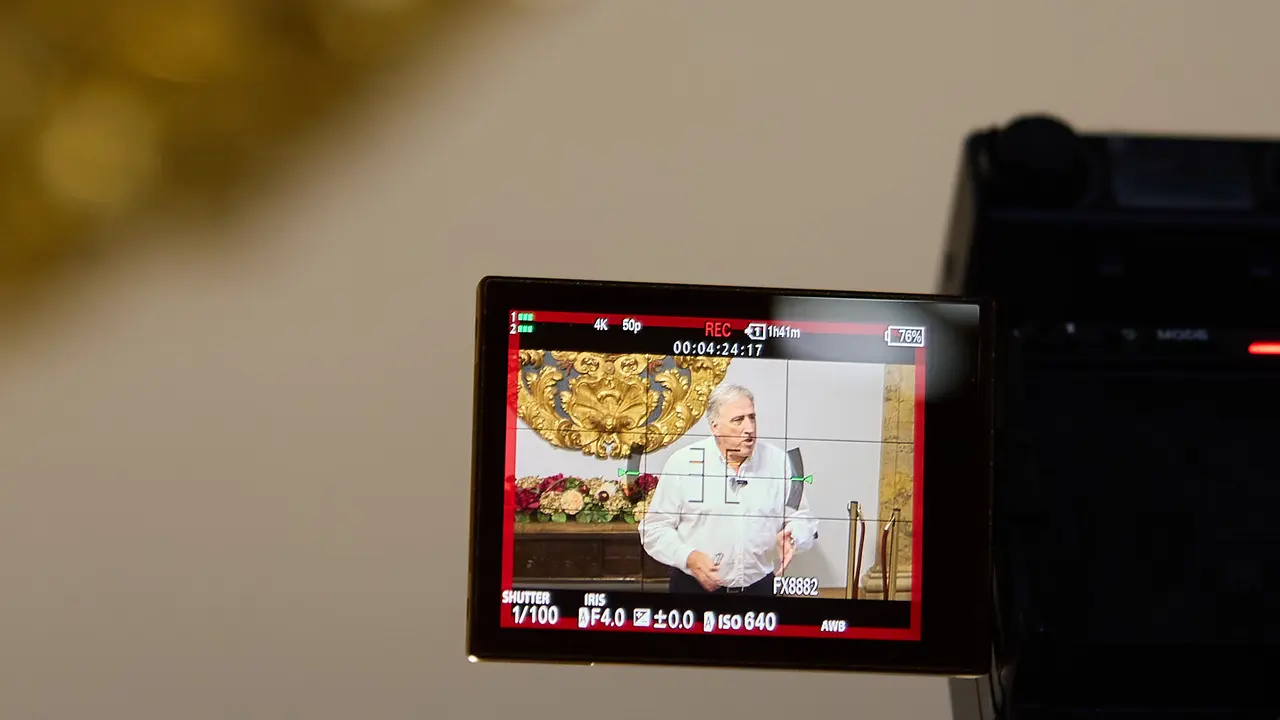 El alcalde de Pamplona, Joseba Asiron, guía la primera de las visitas guiadas que el Ayuntamiento organiza con motivo de la celebración del aniversario del Privilegio de la Unión. IÑIGO ALZUGARAY
