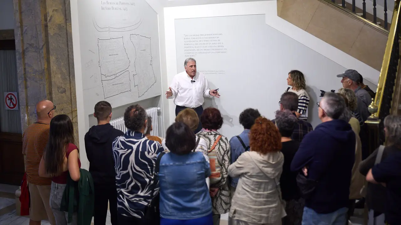 El alcalde de Pamplona, Joseba Asiron, guía la primera de las visitas guiadas que el Ayuntamiento organiza con motivo de la celebración del aniversario del Privilegio de la Unión. IÑIGO ALZUGARAY