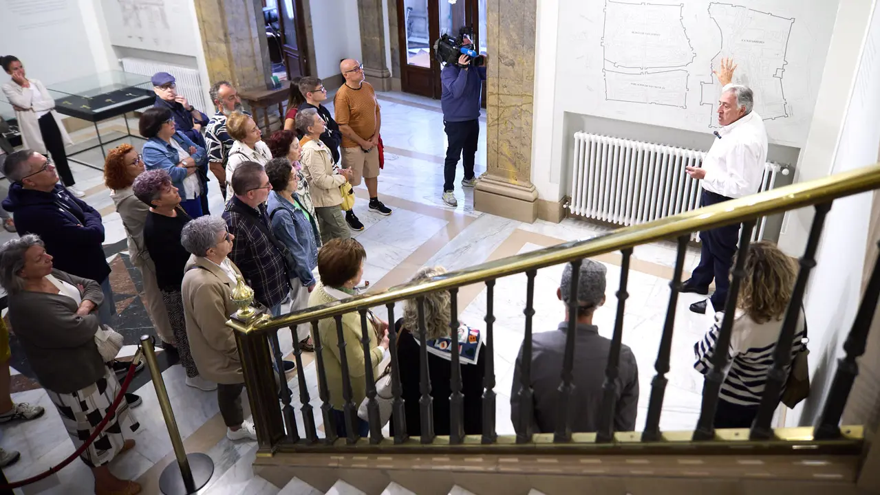 El alcalde de Pamplona, Joseba Asiron, guía la primera de las visitas guiadas que el Ayuntamiento organiza con motivo de la celebración del aniversario del Privilegio de la Unión. IÑIGO ALZUGARAY