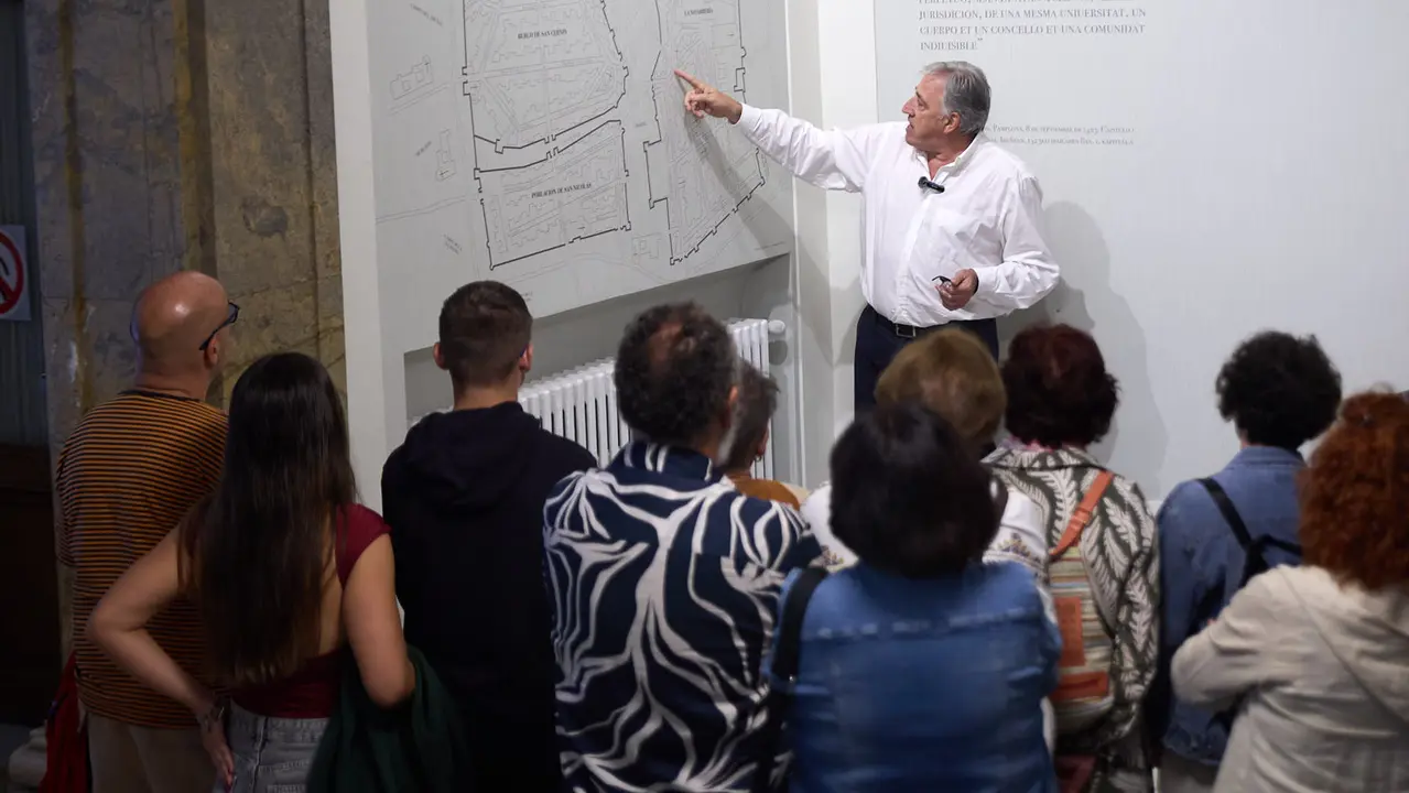 El alcalde de Pamplona, Joseba Asiron, guía la primera de las visitas guiadas que el Ayuntamiento organiza con motivo de la celebración del aniversario del Privilegio de la Unión. IÑIGO ALZUGARAY