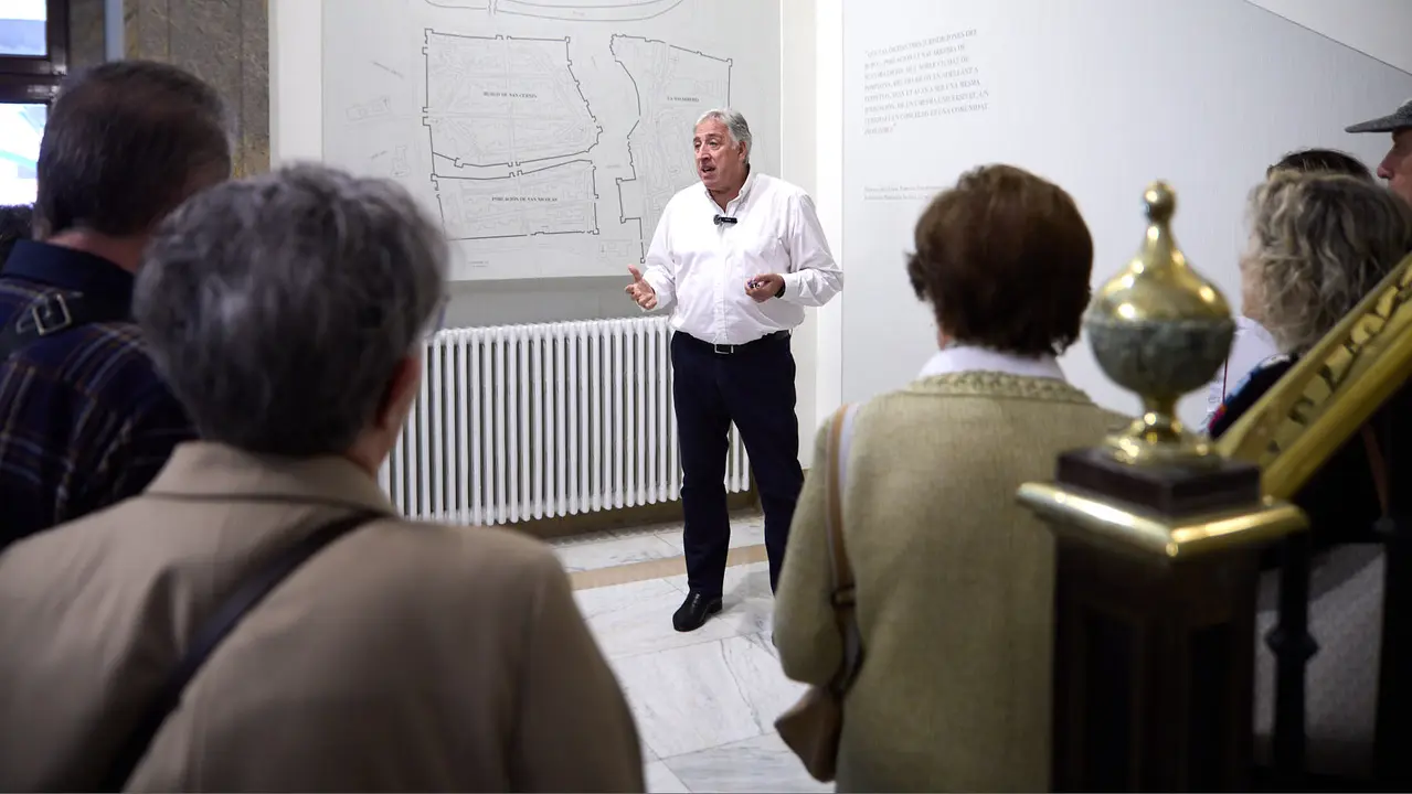 El alcalde de Pamplona, Joseba Asiron, guía la primera de las visitas guiadas que el Ayuntamiento organiza con motivo de la celebración del aniversario del Privilegio de la Unión. IÑIGO ALZUGARAY