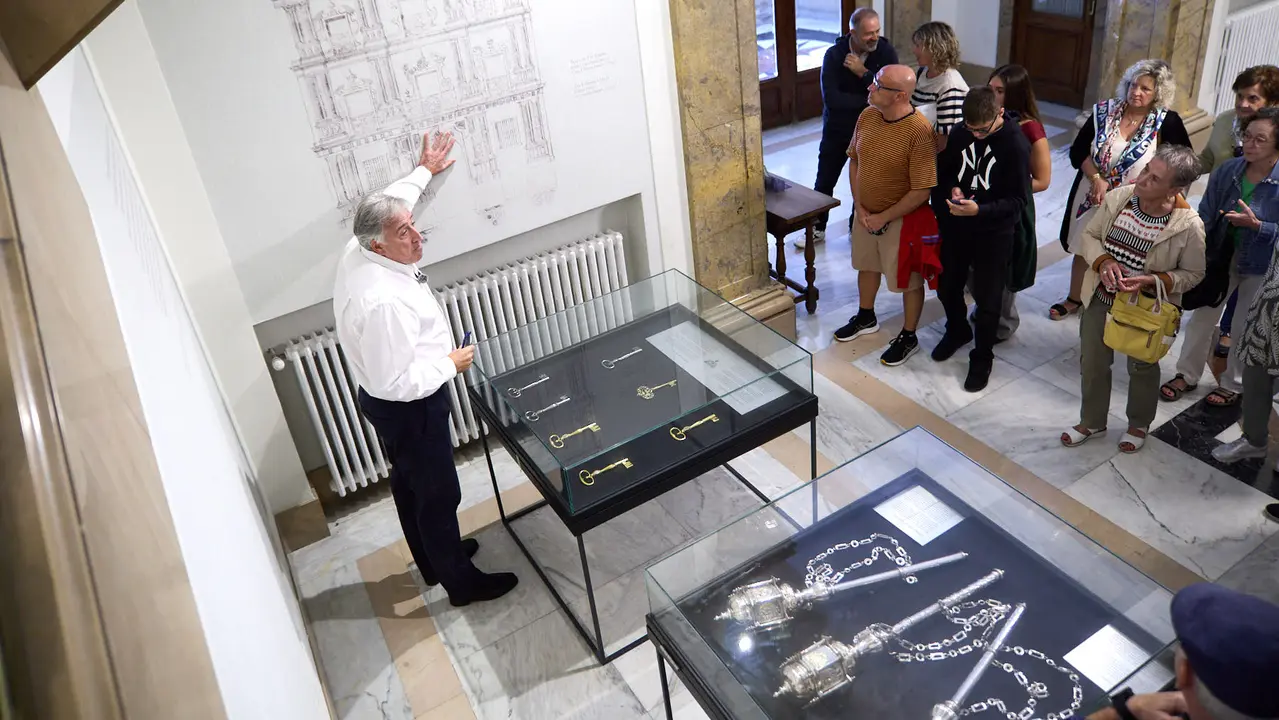 El alcalde de Pamplona, Joseba Asiron, guía la primera de las visitas guiadas que el Ayuntamiento organiza con motivo de la celebración del aniversario del Privilegio de la Unión. IÑIGO ALZUGARAY