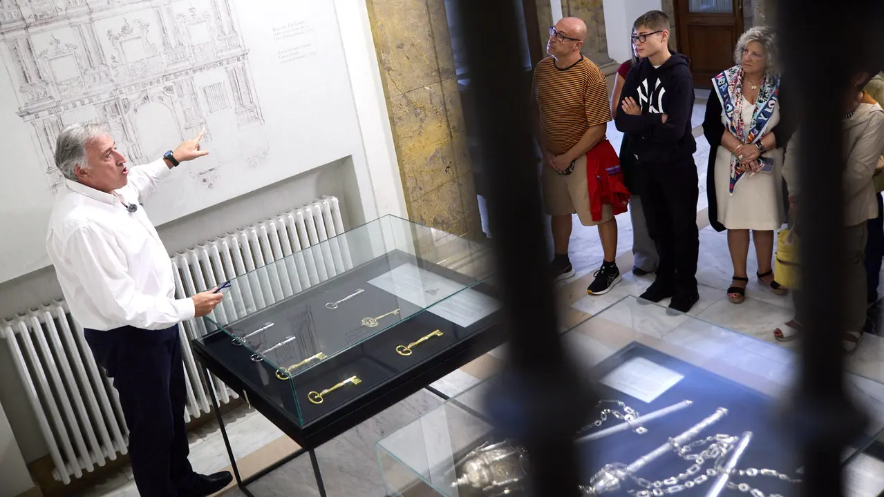 El alcalde de Pamplona, Joseba Asiron, guía la primera de las visitas guiadas que el Ayuntamiento organiza con motivo de la celebración del aniversario del Privilegio de la Unión. IÑIGO ALZUGARAY