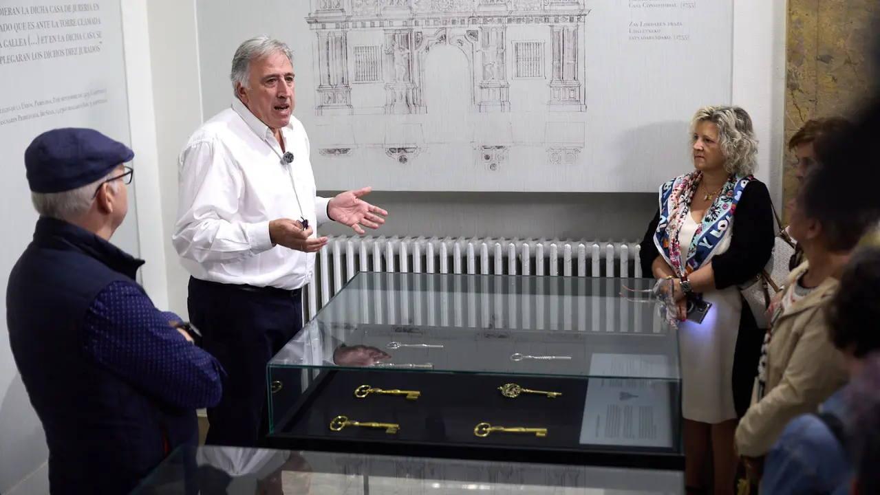 El alcalde de Pamplona, Joseba Asiron, guía la primera de las visitas guiadas que el Ayuntamiento organiza con motivo de la celebración del aniversario del Privilegio de la Unión. IÑIGO ALZUGARAY