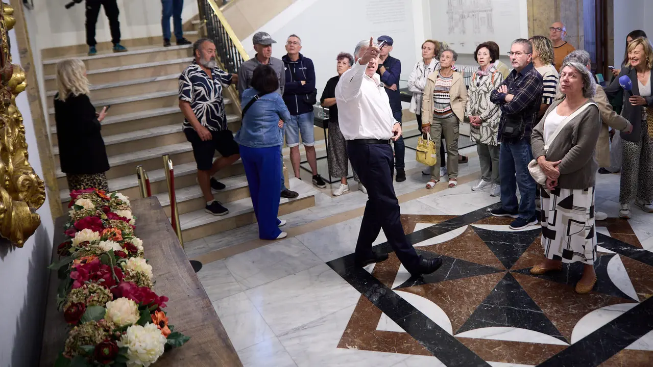 El alcalde de Pamplona, Joseba Asiron, guía la primera de las visitas guiadas que el Ayuntamiento organiza con motivo de la celebración del aniversario del Privilegio de la Unión. IÑIGO ALZUGARAY