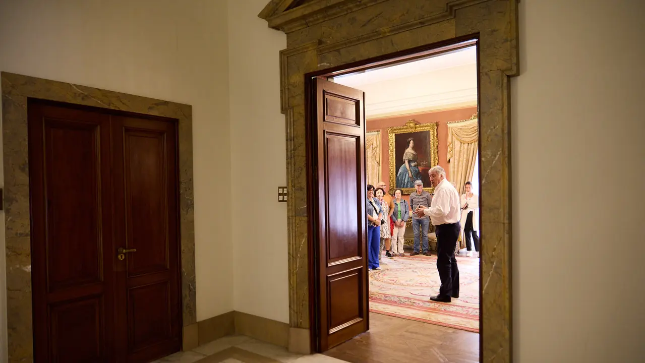 El alcalde de Pamplona, Joseba Asiron, guía la primera de las visitas guiadas que el Ayuntamiento organiza con motivo de la celebración del aniversario del Privilegio de la Unión. IÑIGO ALZUGARAY