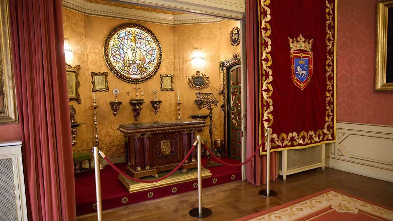 El alcalde de Pamplona, Joseba Asiron, guía la primera de las visitas guiadas que el Ayuntamiento organiza con motivo de la celebración del aniversario del Privilegio de la Unión. IÑIGO ALZUGARAY