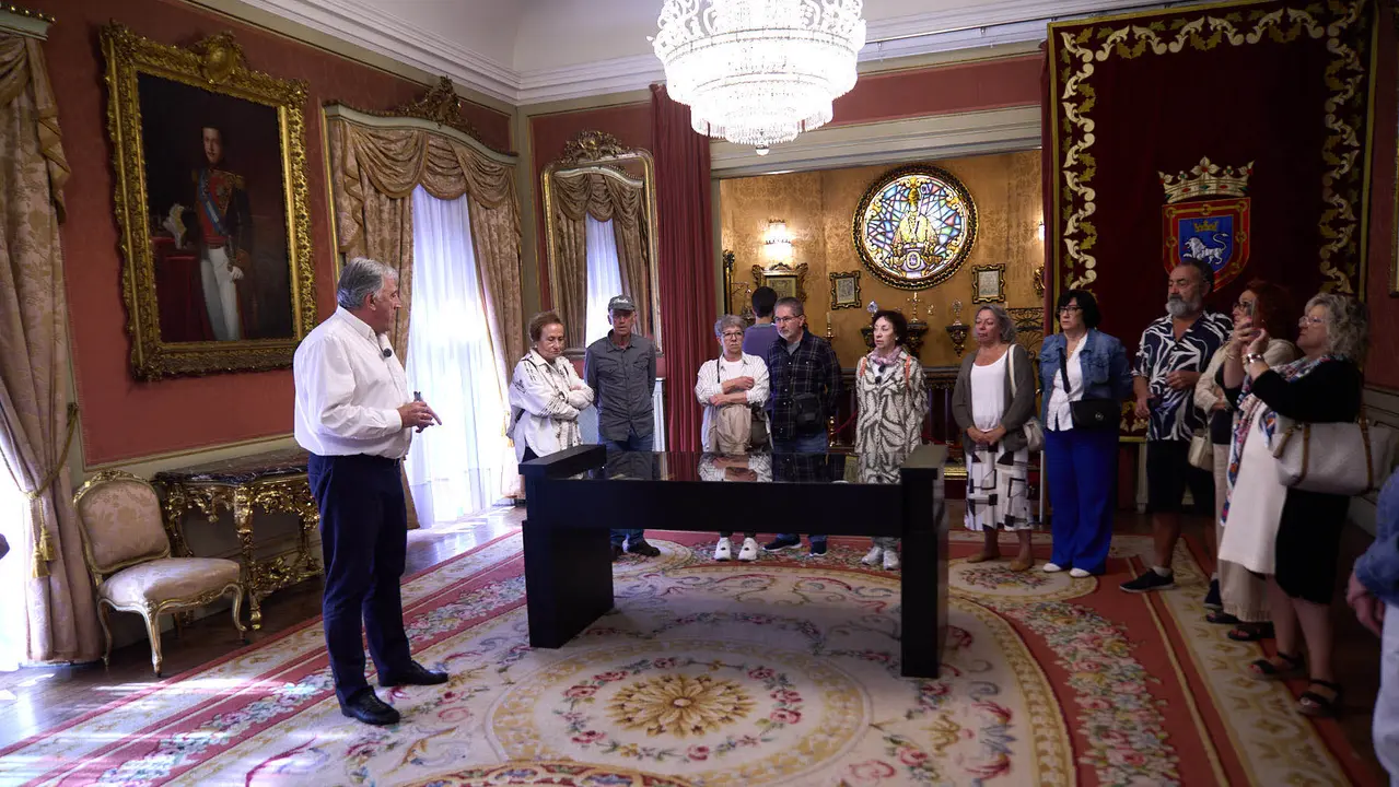 El alcalde de Pamplona, Joseba Asiron, guía la primera de las visitas guiadas que el Ayuntamiento organiza con motivo de la celebración del aniversario del Privilegio de la Unión. IÑIGO ALZUGARAY