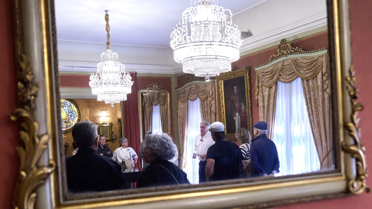 El alcalde de Pamplona, Joseba Asiron, guía la primera de las visitas guiadas que el Ayuntamiento organiza con motivo de la celebración del aniversario del Privilegio de la Unión. IÑIGO ALZUGARAY