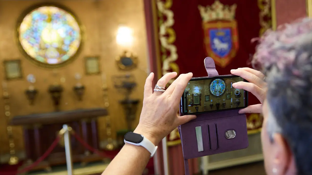 El alcalde de Pamplona, Joseba Asiron, guía la primera de las visitas guiadas que el Ayuntamiento organiza con motivo de la celebración del aniversario del Privilegio de la Unión. IÑIGO ALZUGARAY