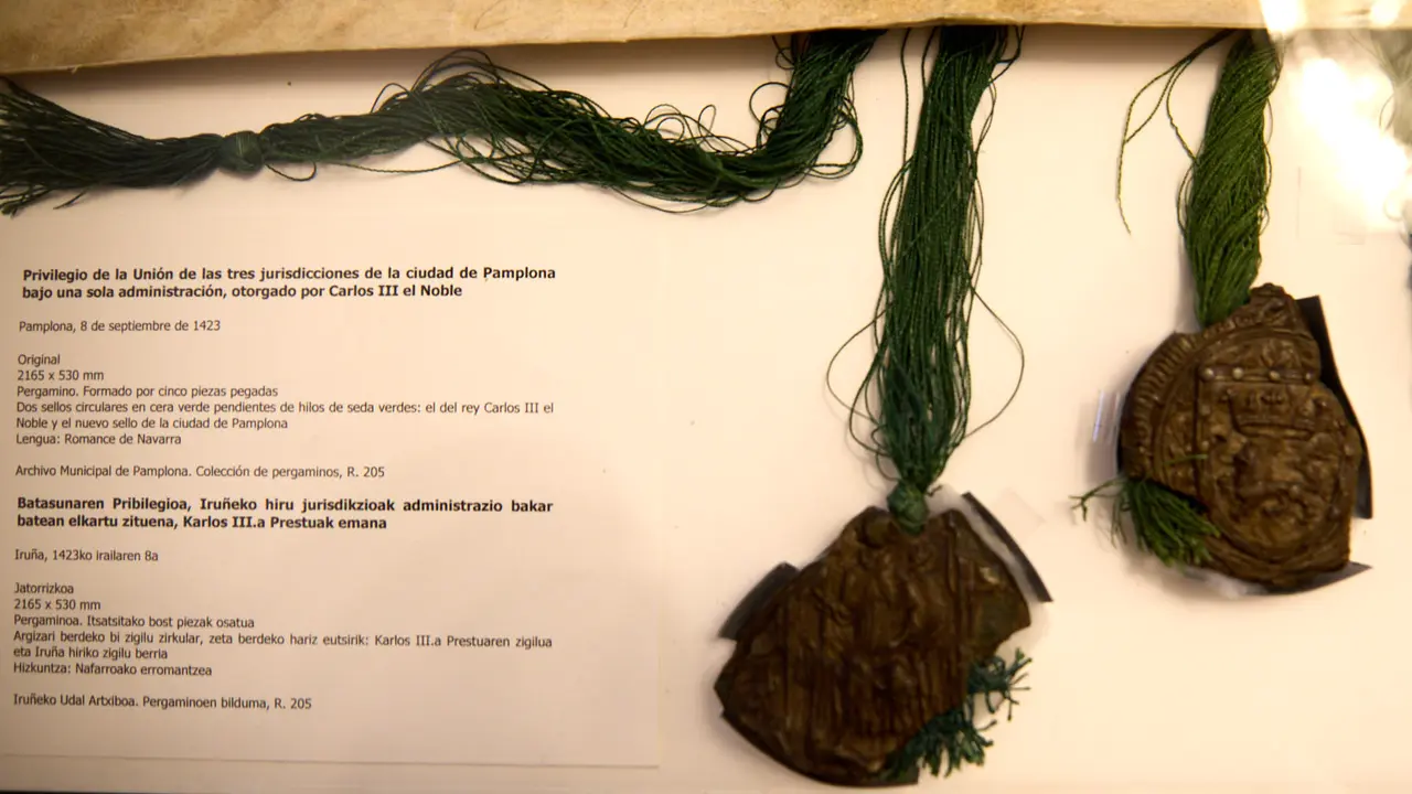 El alcalde de Pamplona, Joseba Asiron, guía la primera de las visitas guiadas que el Ayuntamiento organiza con motivo de la celebración del aniversario del Privilegio de la Unión. IÑIGO ALZUGARAY