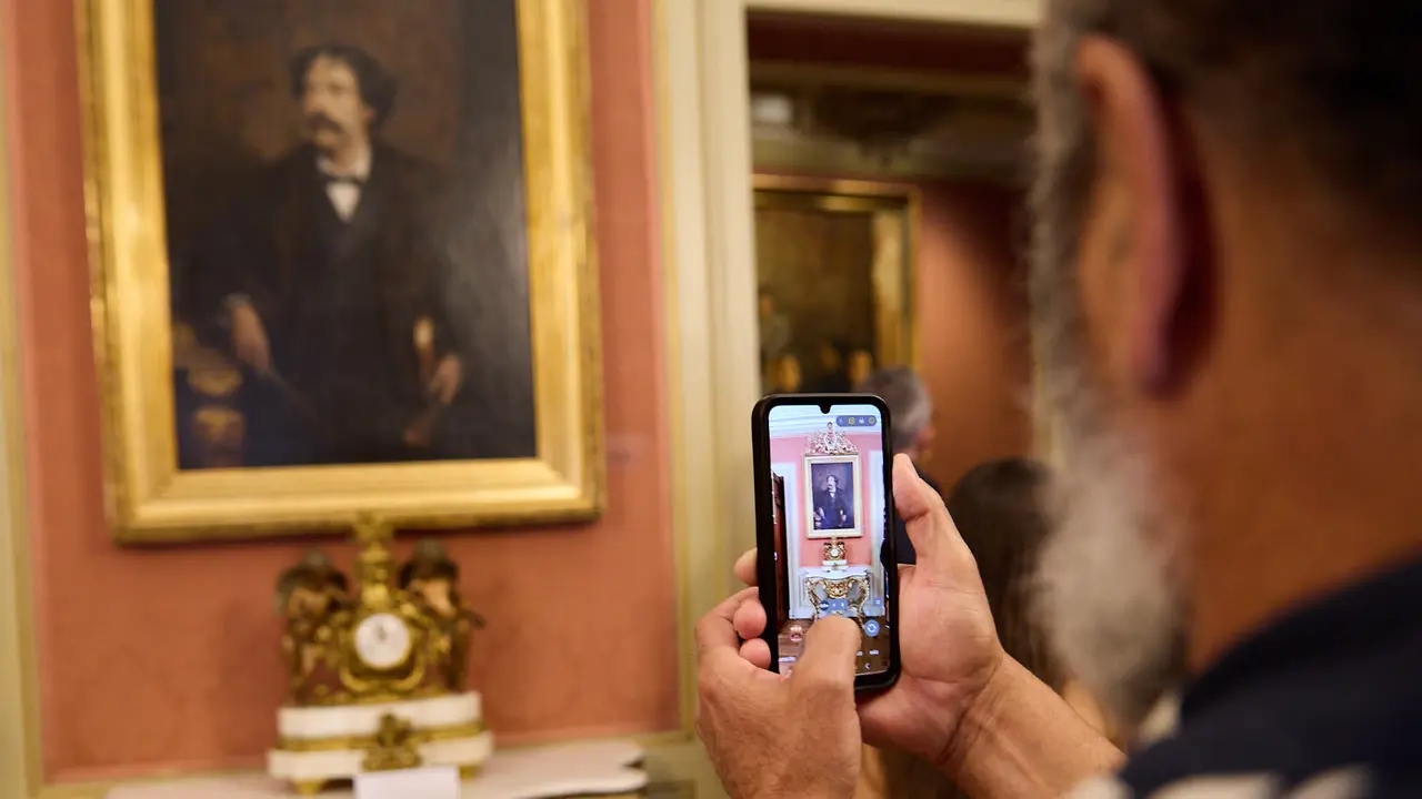 El alcalde de Pamplona, Joseba Asiron, guía la primera de las visitas guiadas que el Ayuntamiento organiza con motivo de la celebración del aniversario del Privilegio de la Unión. IÑIGO ALZUGARAY