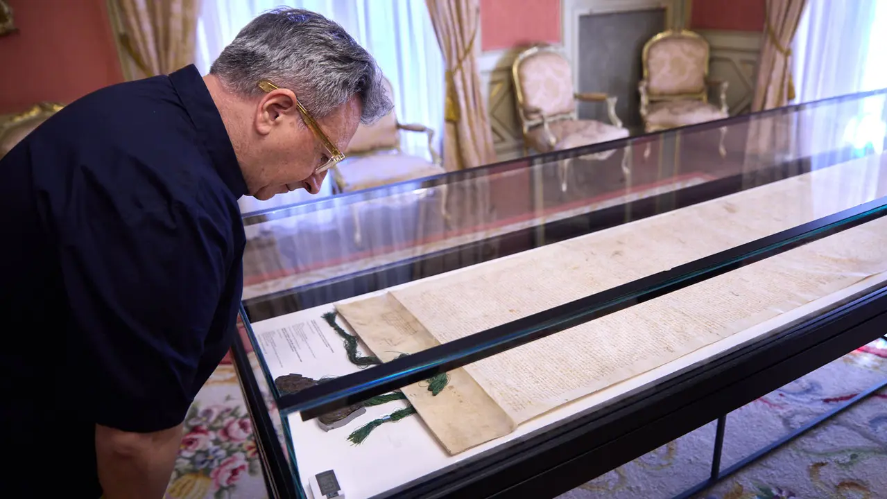 El alcalde de Pamplona, Joseba Asiron, guía la primera de las visitas guiadas que el Ayuntamiento organiza con motivo de la celebración del aniversario del Privilegio de la Unión. IÑIGO ALZUGARAY