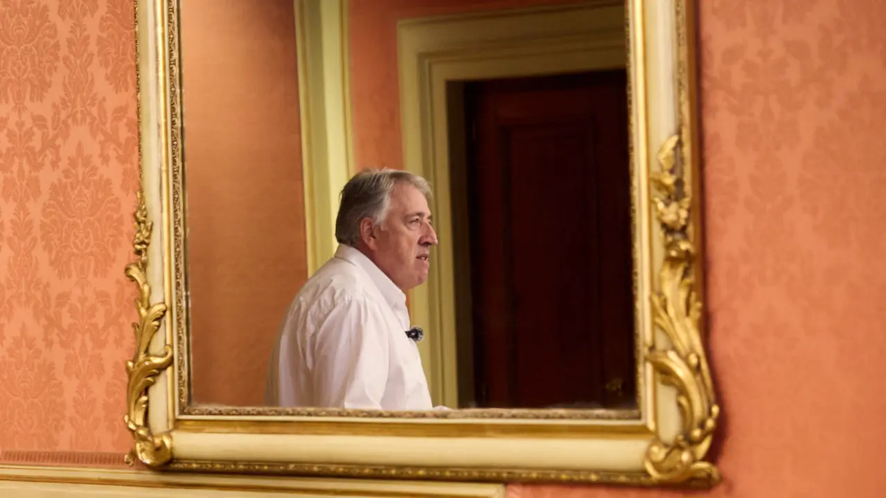 El alcalde de Pamplona, Joseba Asiron, guía la primera de las visitas guiadas que el Ayuntamiento organiza con motivo de la celebración del aniversario del Privilegio de la Unión. IÑIGO ALZUGARAY