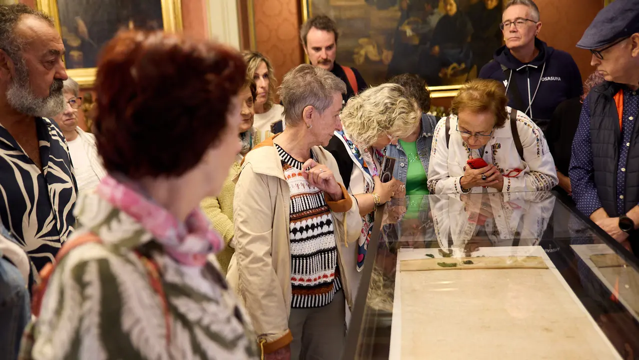 El alcalde de Pamplona, Joseba Asiron, guía la primera de las visitas guiadas que el Ayuntamiento organiza con motivo de la celebración del aniversario del Privilegio de la Unión. IÑIGO ALZUGARAY