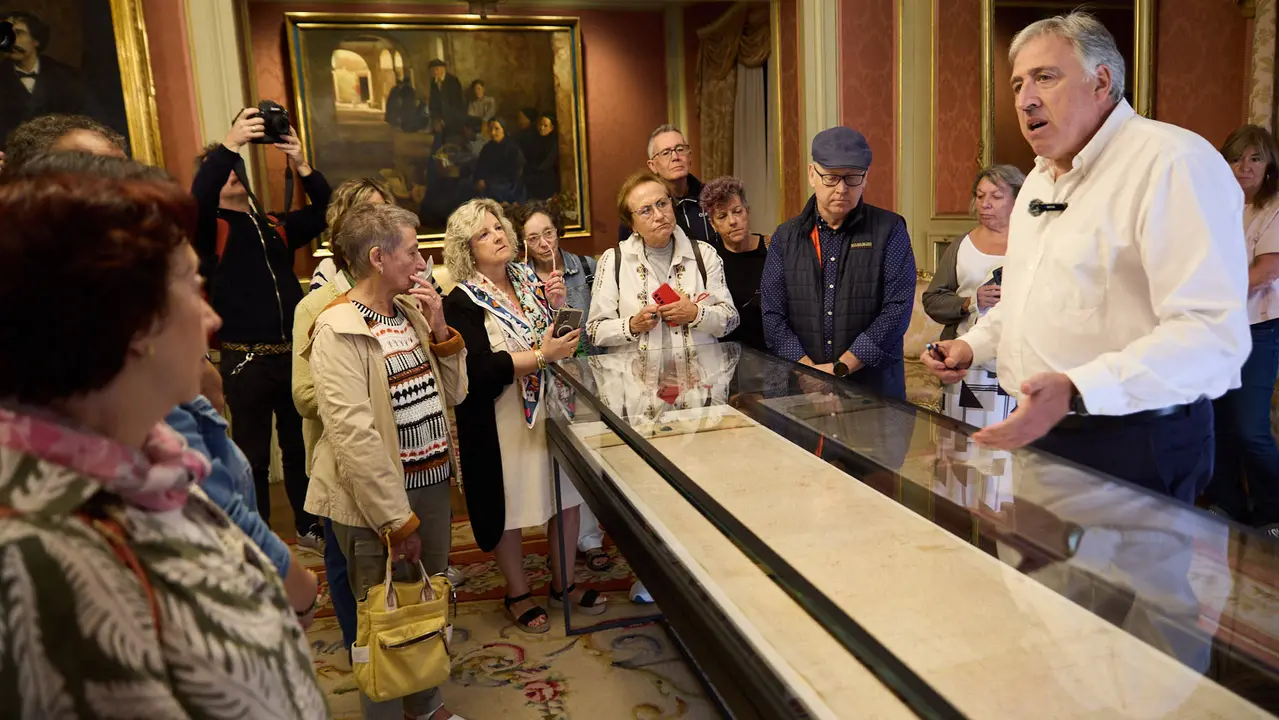 El alcalde de Pamplona, Joseba Asiron, guía la primera de las visitas guiadas que el Ayuntamiento organiza con motivo de la celebración del aniversario del Privilegio de la Unión. IÑIGO ALZUGARAY