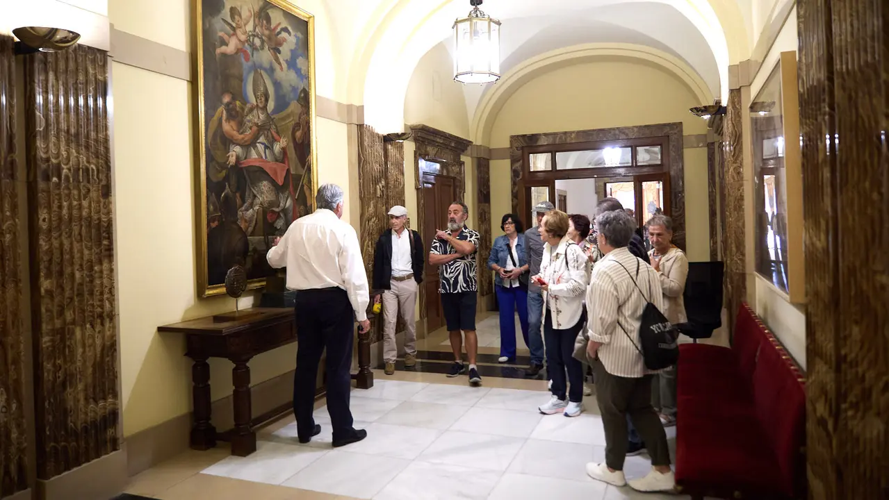 El alcalde de Pamplona, Joseba Asiron, guía la primera de las visitas guiadas que el Ayuntamiento organiza con motivo de la celebración del aniversario del Privilegio de la Unión. IÑIGO ALZUGARAY