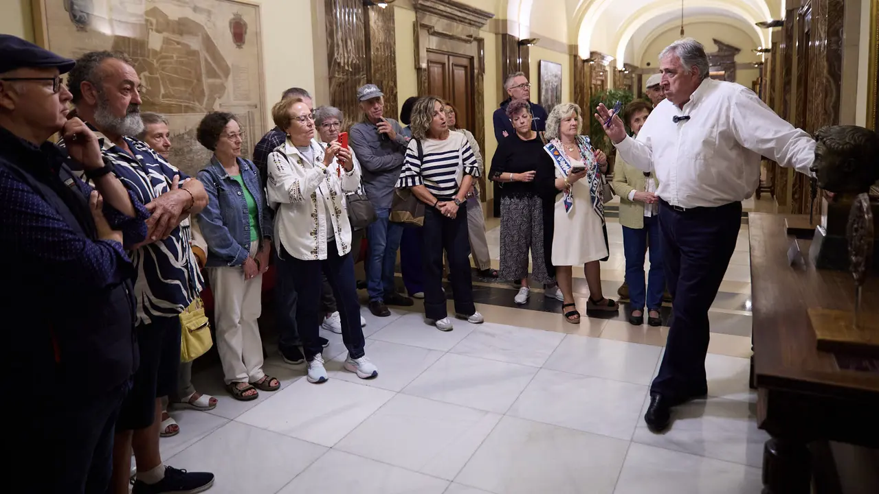 El alcalde de Pamplona, Joseba Asiron, guía la primera de las visitas guiadas que el Ayuntamiento organiza con motivo de la celebración del aniversario del Privilegio de la Unión. IÑIGO ALZUGARAY