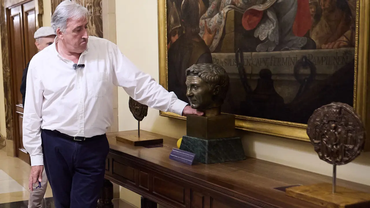 El alcalde de Pamplona, Joseba Asiron, guía la primera de las visitas guiadas que el Ayuntamiento organiza con motivo de la celebración del aniversario del Privilegio de la Unión. IÑIGO ALZUGARAY