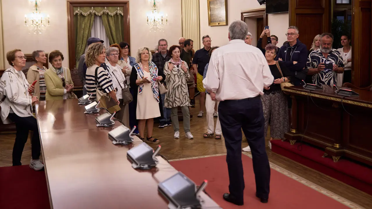 El alcalde de Pamplona, Joseba Asiron, guía la primera de las visitas guiadas que el Ayuntamiento organiza con motivo de la celebración del aniversario del Privilegio de la Unión. IÑIGO ALZUGARAY