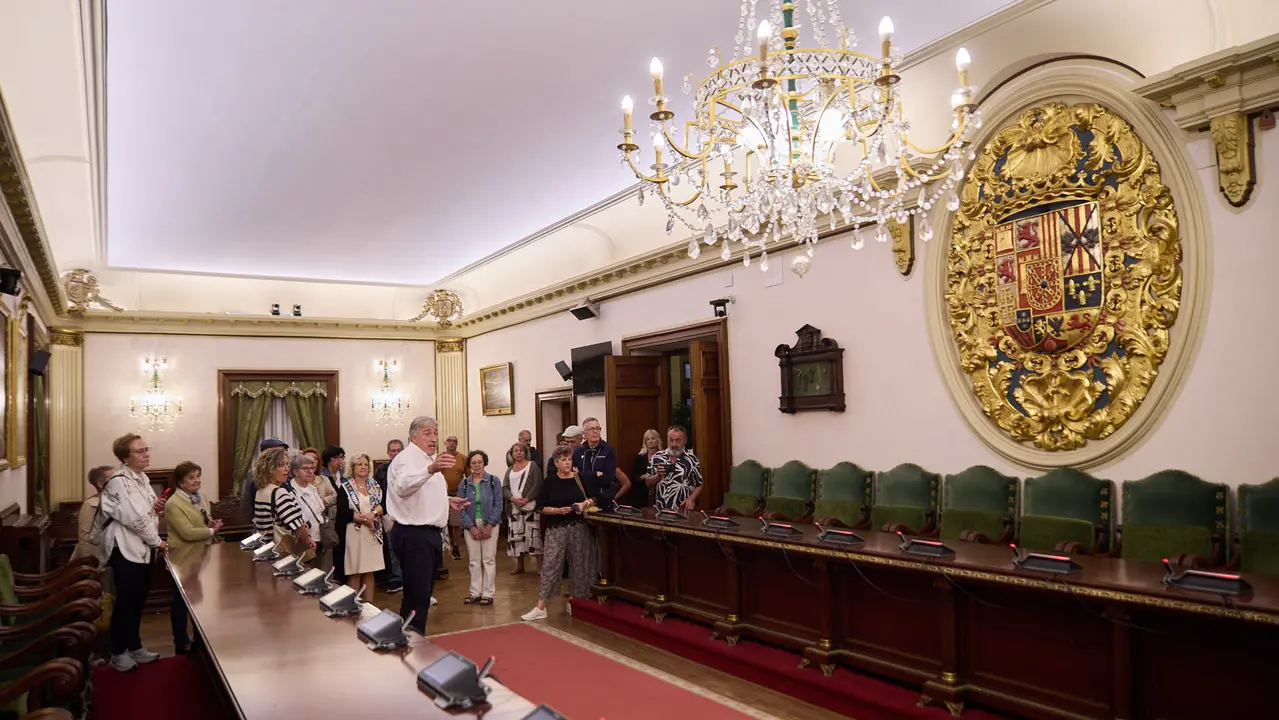 El alcalde de Pamplona, Joseba Asiron, guía la primera de las visitas guiadas que el Ayuntamiento organiza con motivo de la celebración del aniversario del Privilegio de la Unión. IÑIGO ALZUGARAY