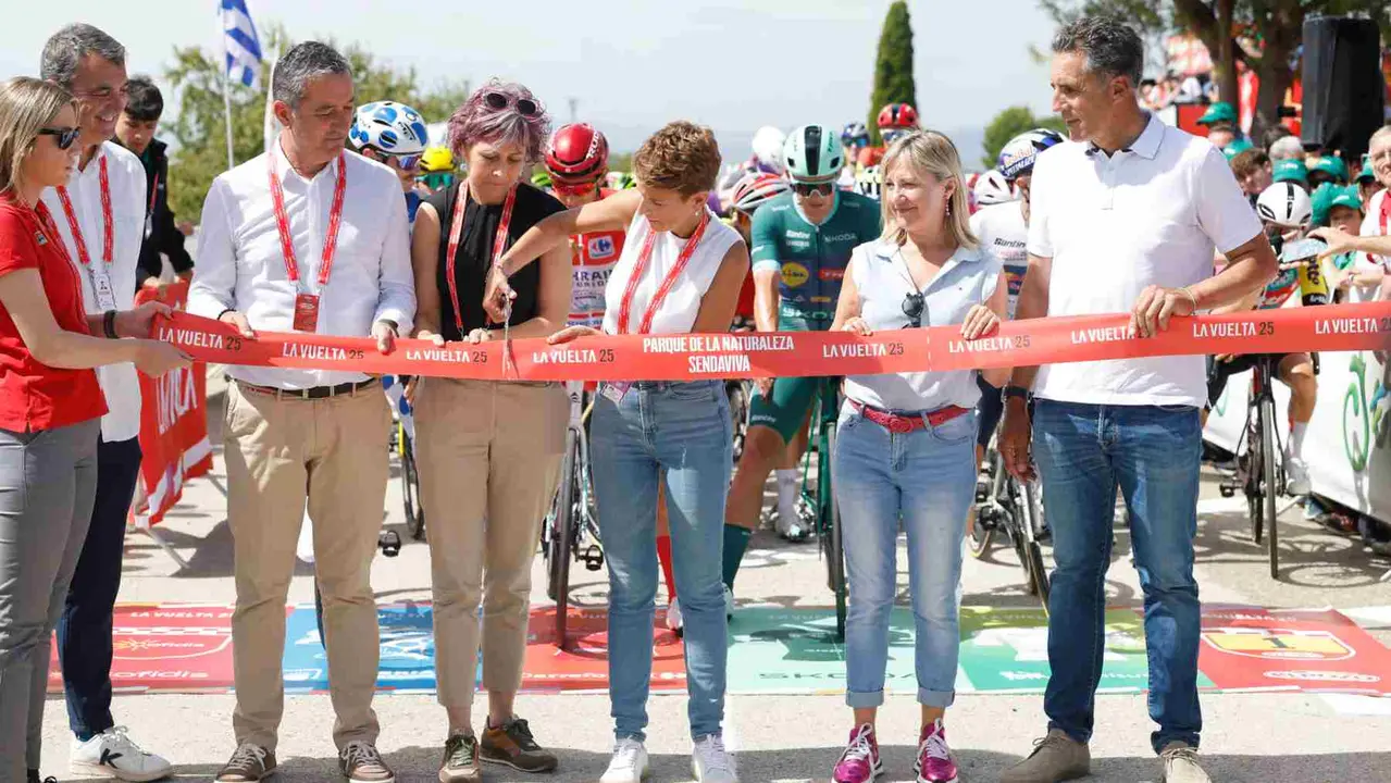 PARQUE DE LA NATURALEZA SENDAVIVA (NAVARRA), 02/09/2025.-La presidenta de Navarra María Chivite y el excilista Miguel Indurain, durante la salida de la décima etapa de La Vuelta a España, entre el Parque de la Naturaleza Sendaviva (Navarra) y final en el Ferial Larra Belagua. EFE/ Javier Lizón