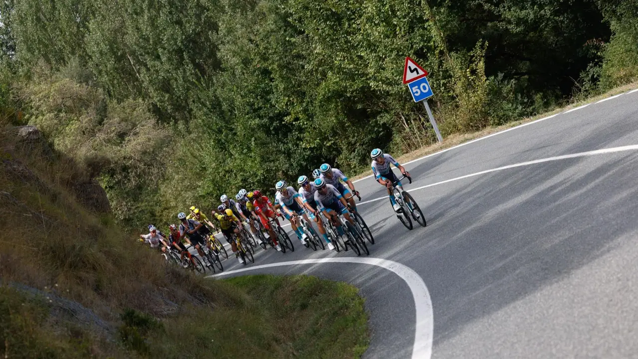 décima etapa de La Vuelta a España, disputada este martes entre el Parque de la Naturaleza Sendaviva (Navarra) y final en el Ferial Larra Belagua.- EFE/Javier Lizón