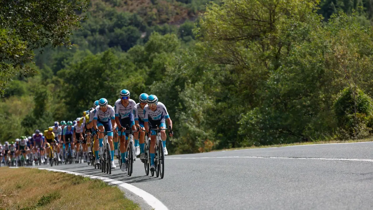 décima etapa de La Vuelta a España, disputada este martes entre el Parque de la Naturaleza Sendaviva (Navarra) y final en el Ferial Larra Belagua.- EFE/Javier Lizón