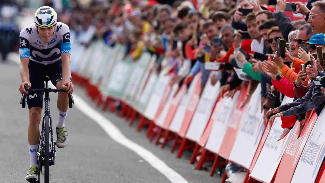 El ciclista español Pablo Castrillo (Movistar), segundo, en la décima etapa de La Vuelta a España, disputada este martes entre el Parque de la Naturaleza Sendaviva (Navarra) y final en el Ferial Larra Belagua.- EFE/Javier Lizón