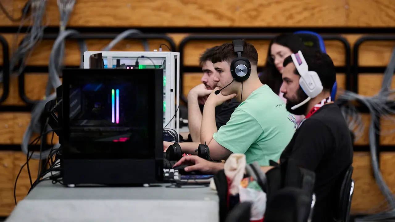 La Universidad Pública de Navarra organiza, junto con la Asociación Navarra para la Divulgación de la Tecnología (ANDITEC), la octava edición del evento tecnológico Navarra LAN Party. PABLO LASAOSA