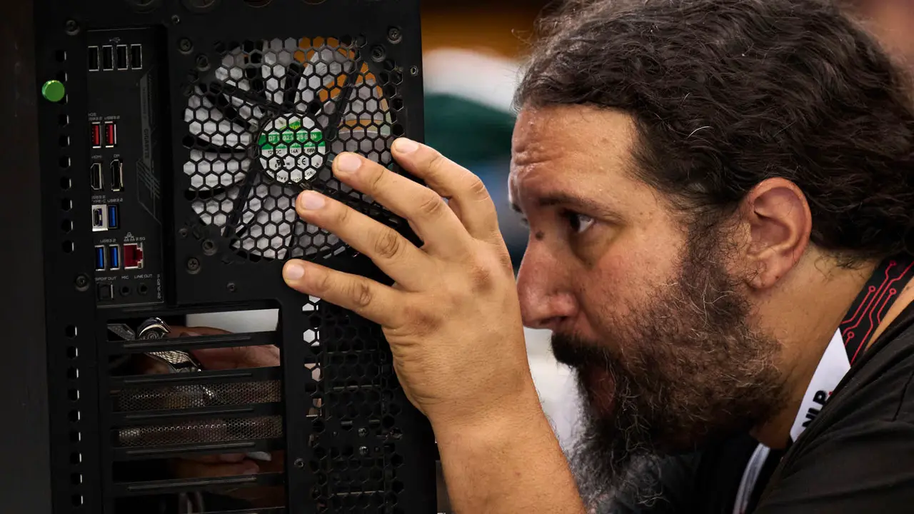 La Universidad Pública de Navarra organiza, junto con la Asociación Navarra para la Divulgación de la Tecnología (ANDITEC), la octava edición del evento tecnológico Navarra LAN Party. PABLO LASAOSA
