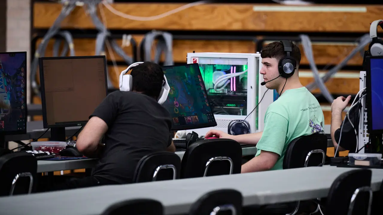 La Universidad Pública de Navarra organiza, junto con la Asociación Navarra para la Divulgación de la Tecnología (ANDITEC), la octava edición del evento tecnológico Navarra LAN Party. PABLO LASAOSA