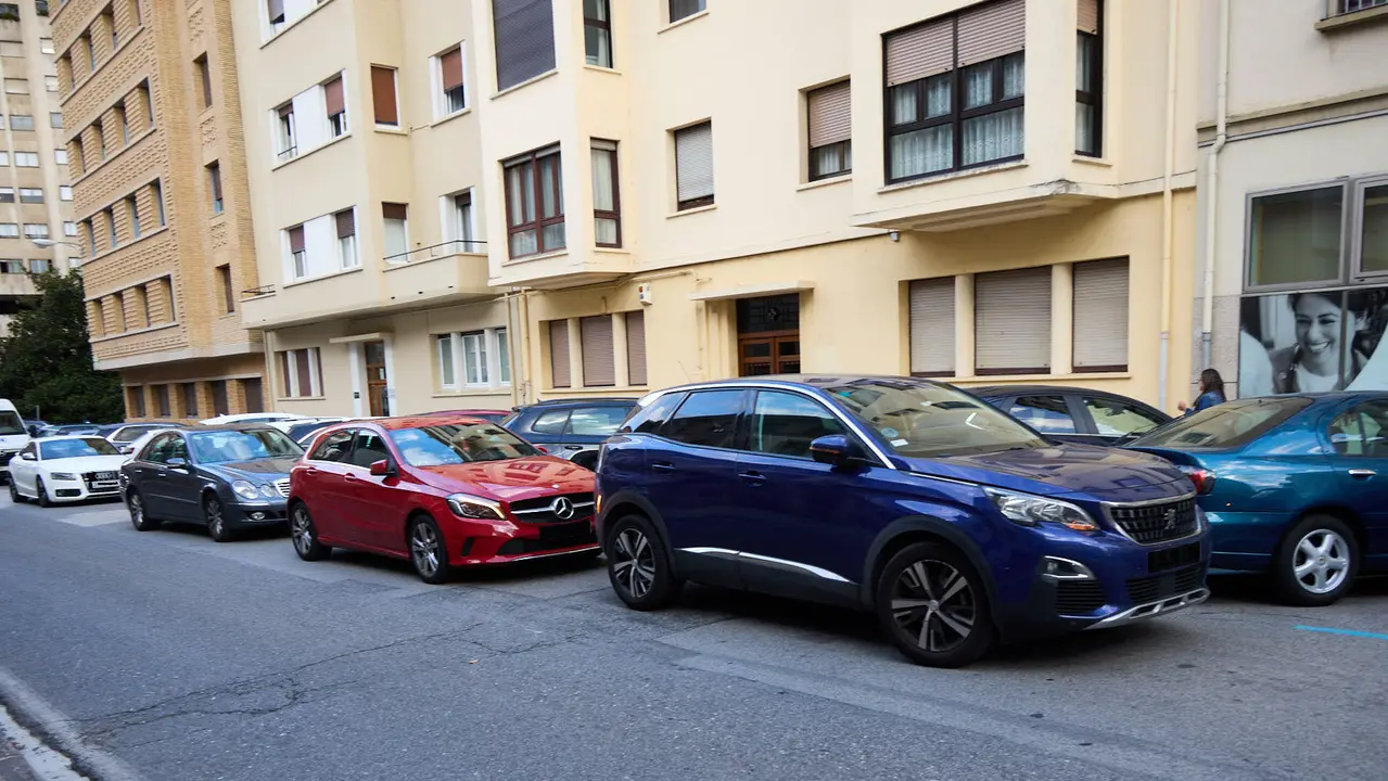 Coches en doble fila en el inicio del curso escolar 2025/26 en Pamplona. IÑIGO ALZUGARAY