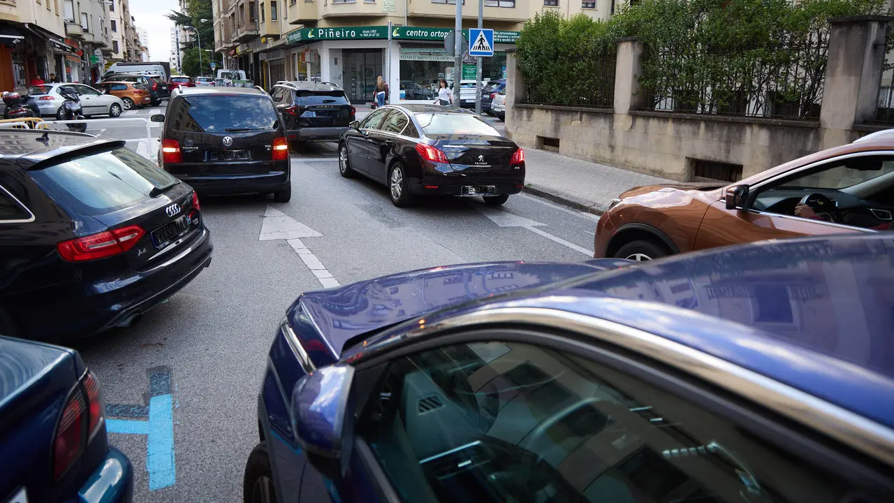 Coches en doble fila en el inicio del curso escolar 2025/26 en Pamplona. IÑIGO ALZUGARAY
