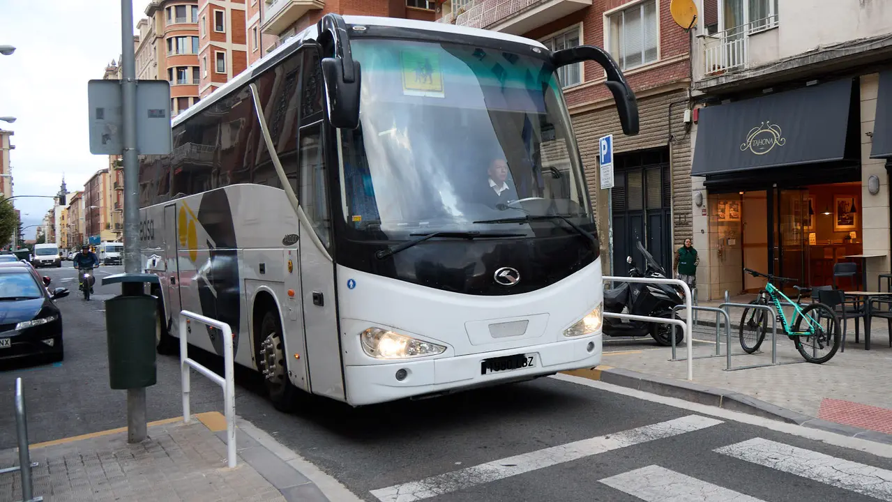 Un autobus escolar en el inicio del curso escolar 2025/26 en Pamplona. IÑIGO ALZUGARAY