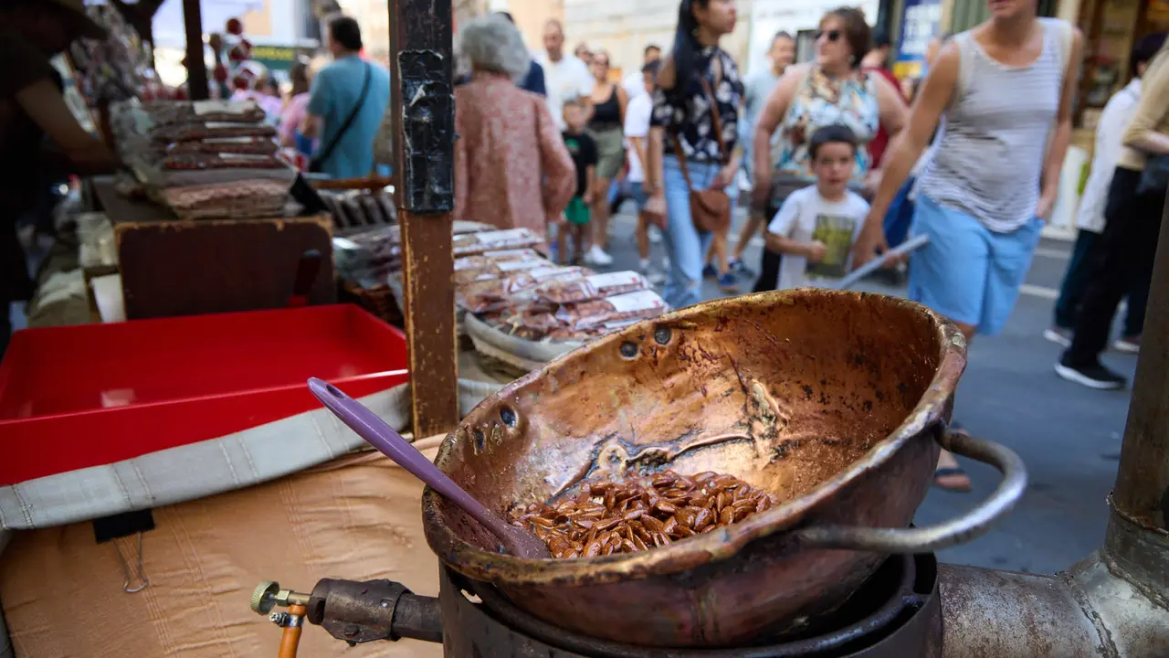 Gran Feria Medieval por las calles de los tres burgos durante la celebración del Privilegio de la Unión de Pamplona. IÑIGO ALZUGARAY