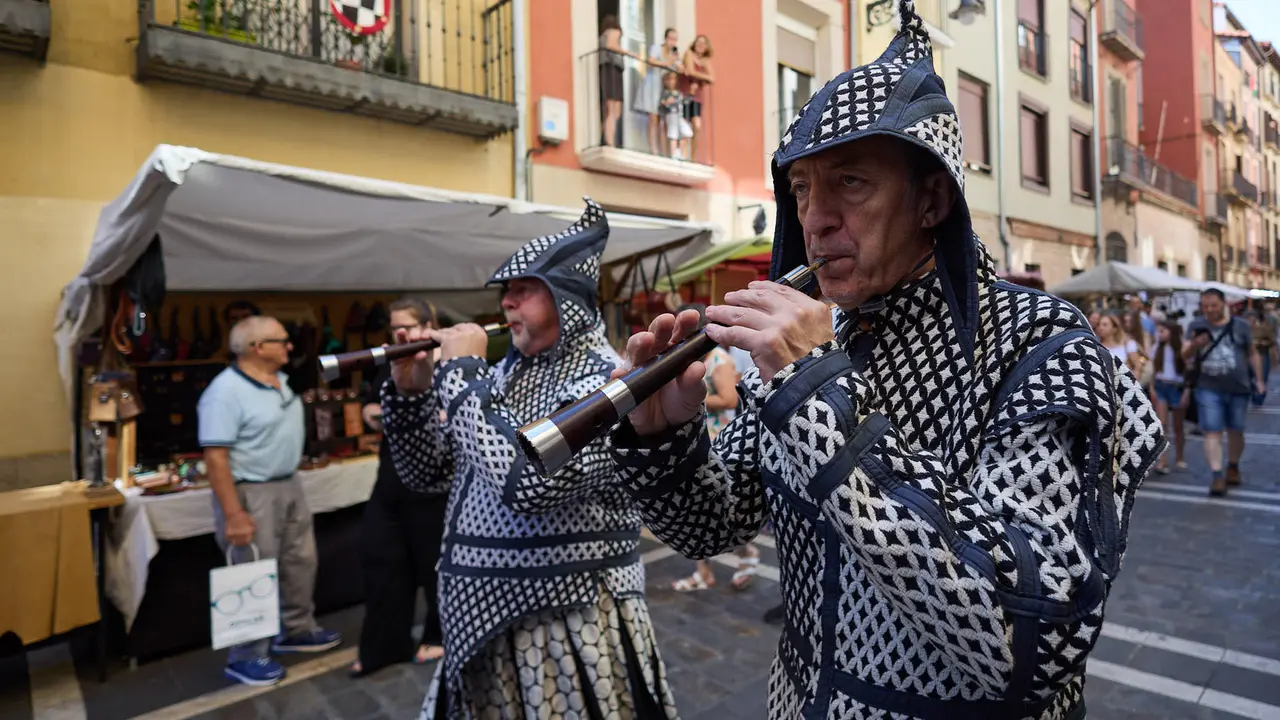 Gran Feria Medieval por las calles de los tres burgos durante la celebración del Privilegio de la Unión de Pamplona. IÑIGO ALZUGARAY