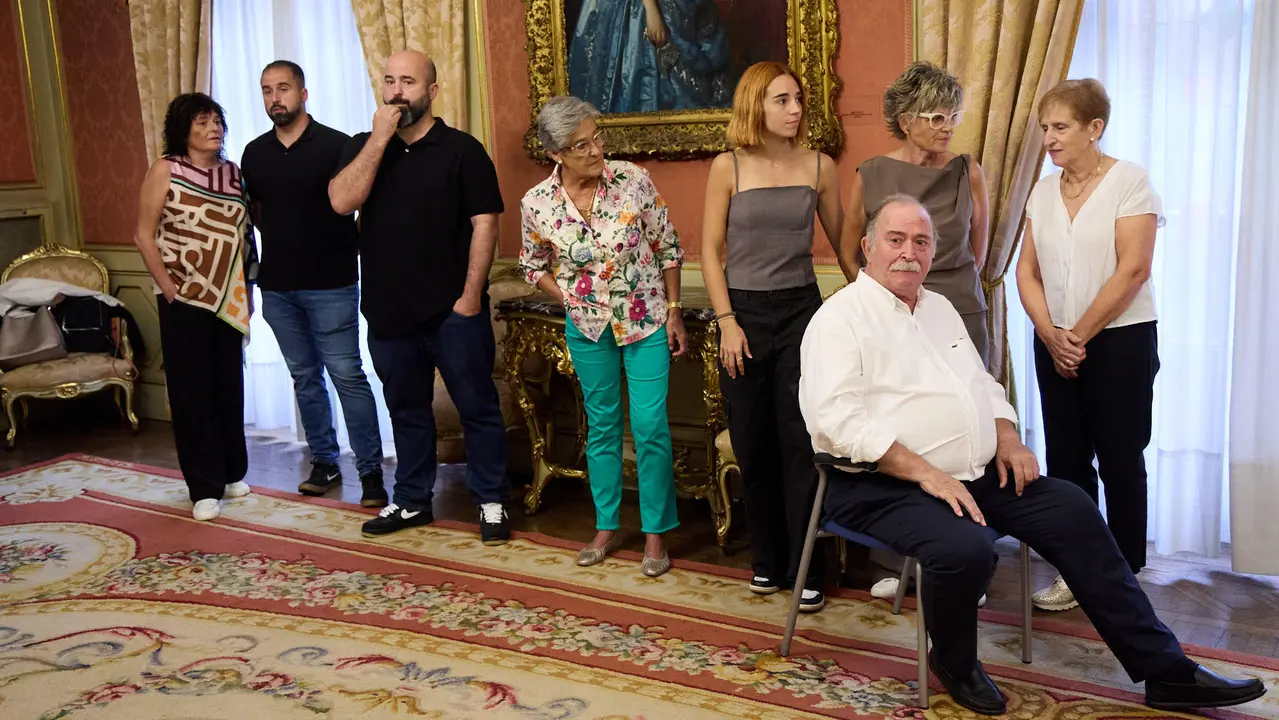 Acto de entrega del Pañuelo de Pamplona 2025 concedido a título póstumo a Mari Ganuza Senosiáin y que ha recogido su familia. IÑIGO ALZUGARAY