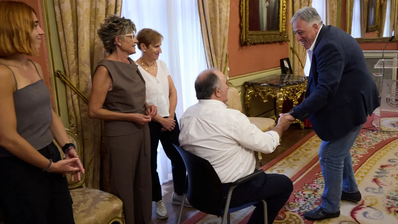 Acto de entrega del Pañuelo de Pamplona 2025 concedido a título póstumo a Mari Ganuza Senosiáin y que ha recogido su familia. IÑIGO ALZUGARAY