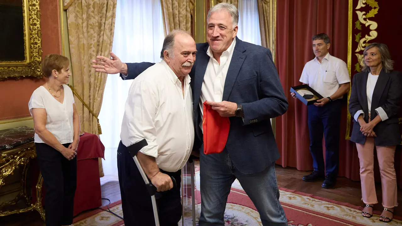 Acto de entrega del Pañuelo de Pamplona 2025 concedido a título póstumo a Mari Ganuza Senosiáin y que ha recogido su familia. IÑIGO ALZUGARAY