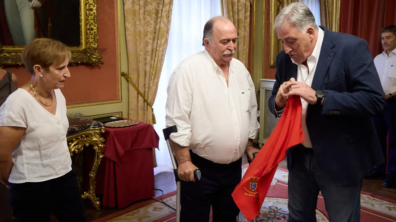 Acto de entrega del Pañuelo de Pamplona 2025 concedido a título póstumo a Mari Ganuza Senosiáin y que ha recogido su familia. IÑIGO ALZUGARAY