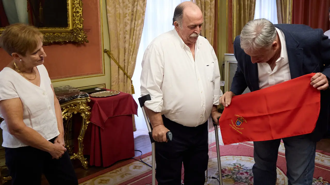 Acto de entrega del Pañuelo de Pamplona 2025 concedido a título póstumo a Mari Ganuza Senosiáin y que ha recogido su familia. IÑIGO ALZUGARAY