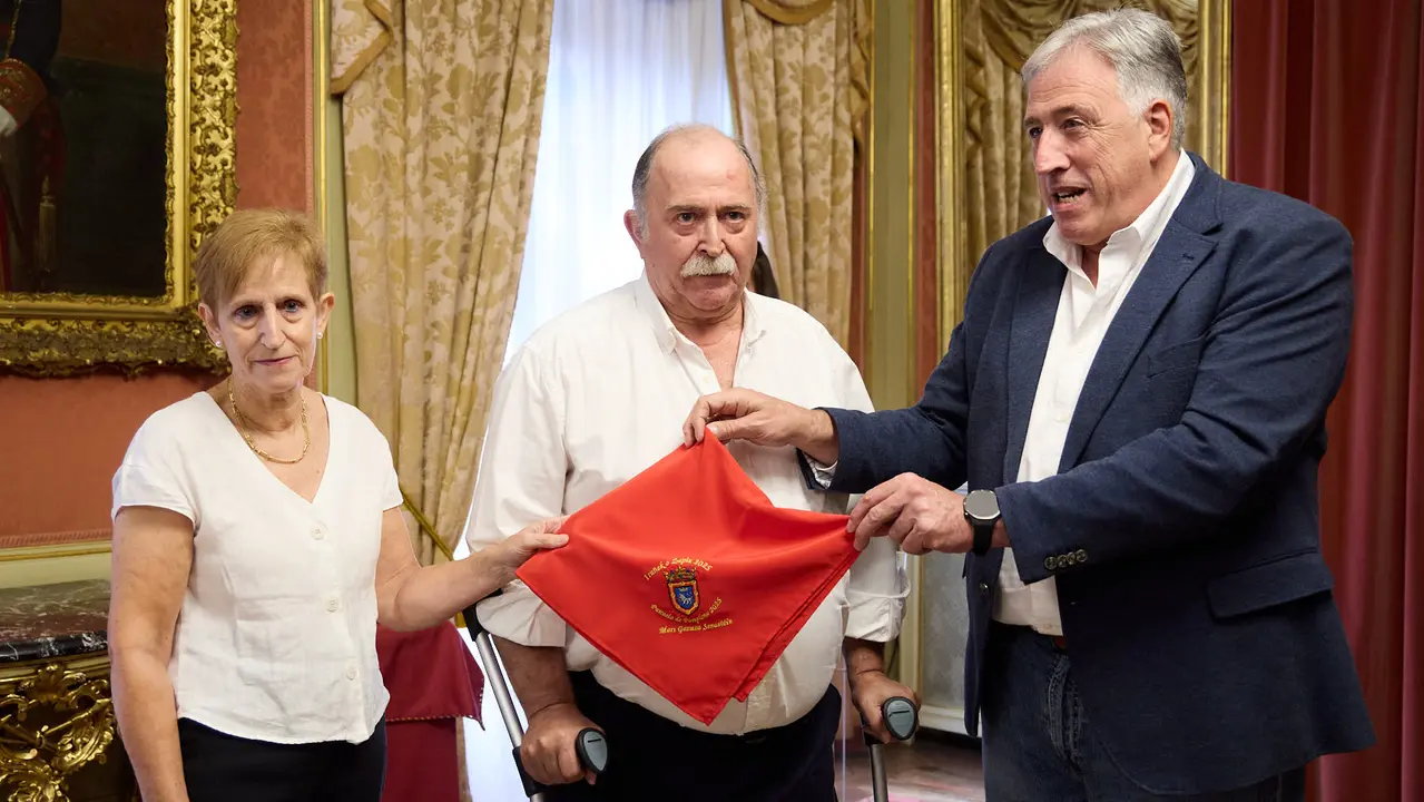 Acto de entrega del Pañuelo de Pamplona 2025 concedido a título póstumo a Mari Ganuza Senosiáin y que ha recogido su familia. IÑIGO ALZUGARAY